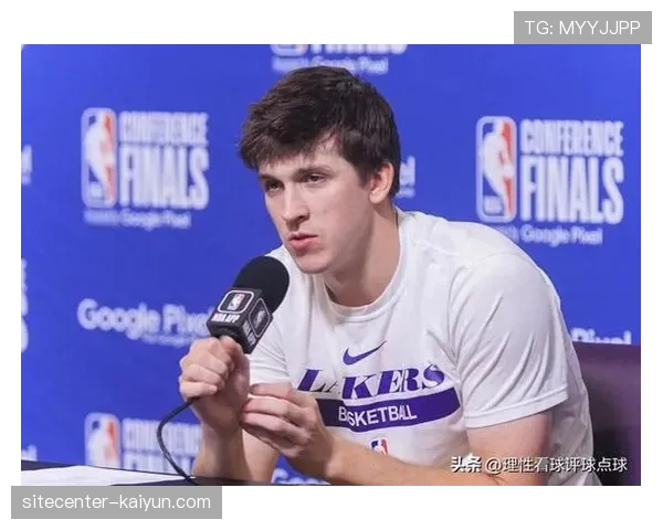 76人半场进攻节奏控制得当 格莱姆斯无球跑动创造空位投篮机会 76人半场进攻节奏控制得当 格莱姆斯无球跑动创造空位投篮机会